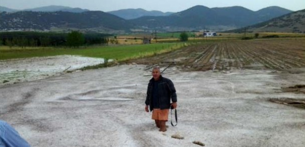 ΦΩΤΟ-Έντονη χαλαζόπτωση στη Λάρισα