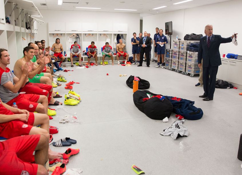 ΦΩΤΟ-Ο Τζο Μπάιντεν στα αποδυτήρια των ΗΠΑ