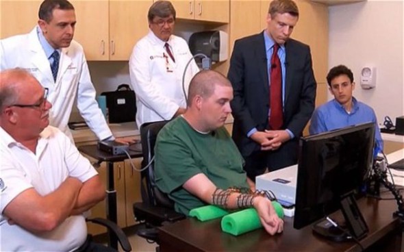 ΒΙΝΤΕΟ-Τετραπληγικός κινεί το χέρι του χάρη στη ρομποτική
