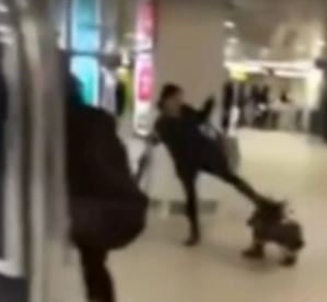 ΒΙΝΤΕΟ-Σοκάρει η μητέρα που κλωτσάει την κόρη της στο κεφάλι