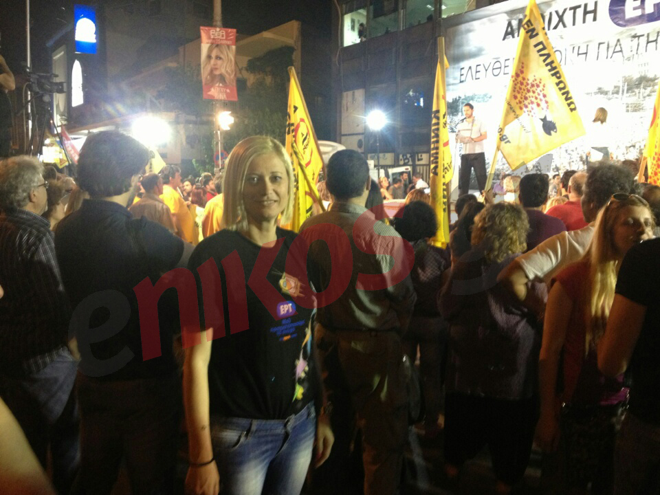 ΦΩΤΟ-Ραχήλ-Κωνσταντοπούλου έξω από το ραδιομέγαρο