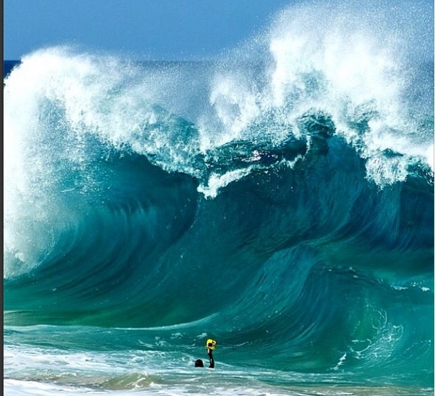 ΒΙΝΤΕΟ-Τον “καταπίνουν” τα κύματα για μία φωτογραφία