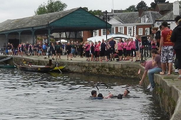 Πήδηξε στο ποτάμι για να σώσει το μωρό της