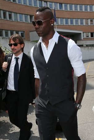 ΦΩΤΟ-Ο Μπαλοτέλι θέλει φιλί από την βασίλισσα