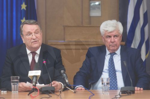 Ο Τσαυτάρης παρέδωσε συγκινημένος