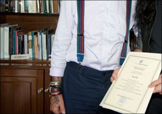 ΦΩΤΟ-Ο δήμαρχος με τα βραχιόλια