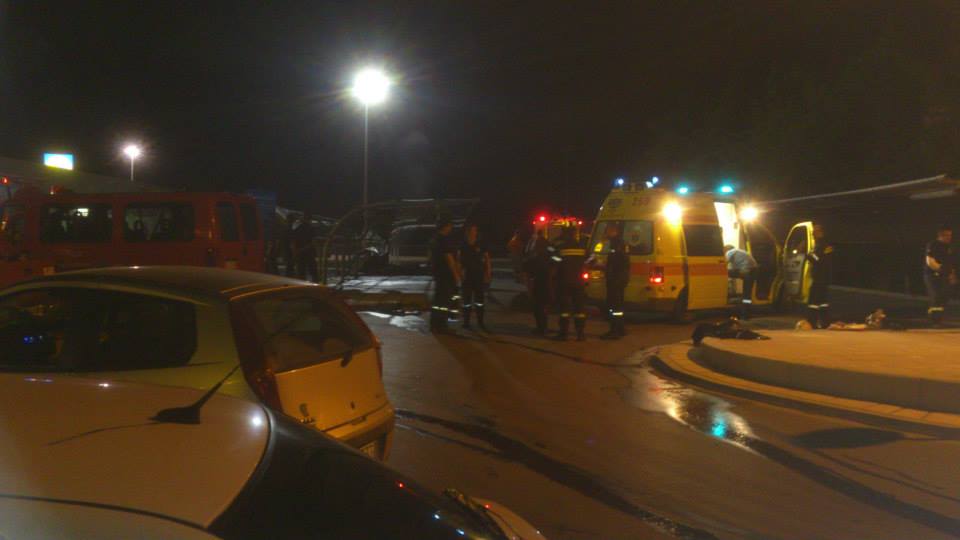 ΒΙΝΤΕΟ-Δύο πυροσβέστες τραυματίστηκαν από έκρηξη σε ΙΧ