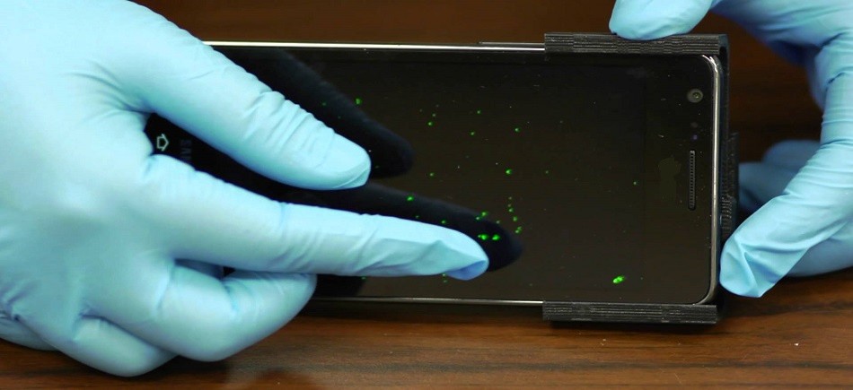 Πόσα μικρόβια “κολλήσατε” το κινητό σας;