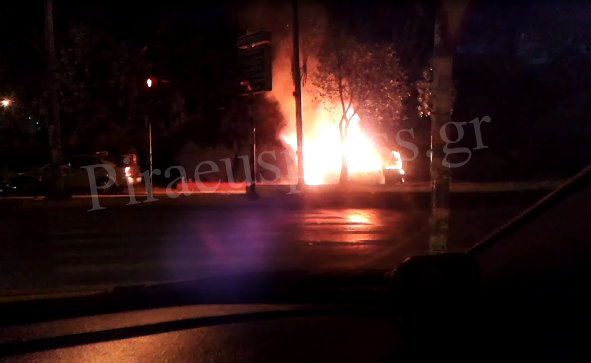 ΒΙΝΤΕΟ-Αυτοκίνητο τυλίγεται στις φλόγες μετά από τροχαίο