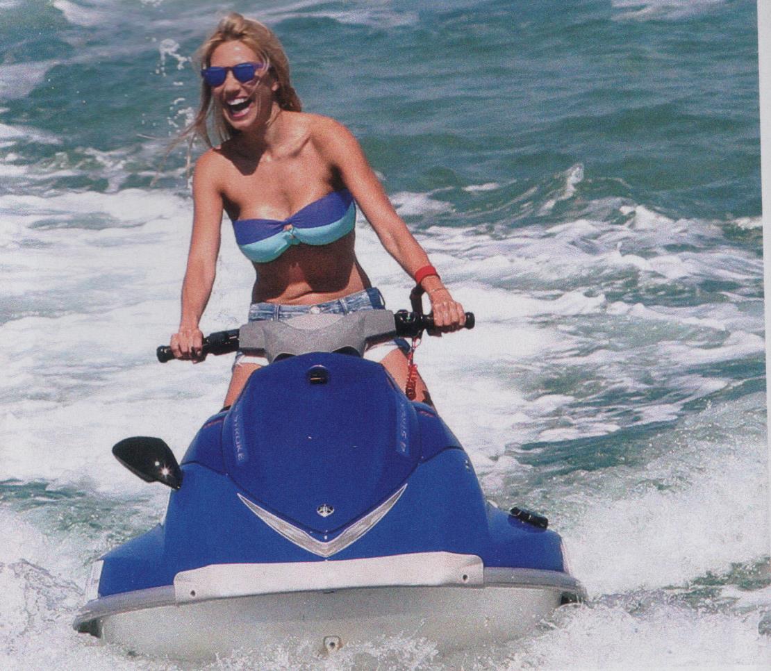 ΦΩΤΟ-Συνεχίζει τα μπάνια της η Παπαβασιλείου