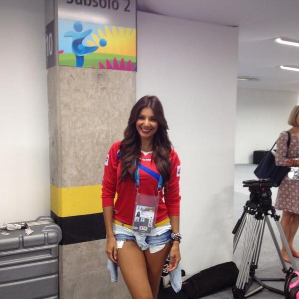 ΦΩΤΟ-Να θαυμάσεις την ομάδα ή την ρεπόρτερ;