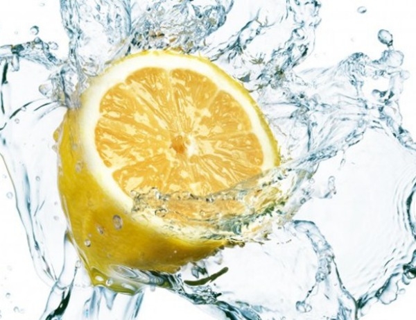 5 λόγοι για να ξεκινήσεις την ημέρα σου με χυμό λεμονιού και νερό