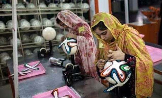 ΦΩΤΟ-Φτιάχνοντας την μπάλα του Μουντιάλ