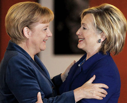 Η Χίλαρι επαινεί την Μέρκελ