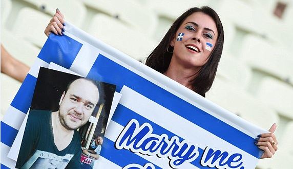 ΦΩΤΟ-Πρόταση γάμου πριν τη σέντρα