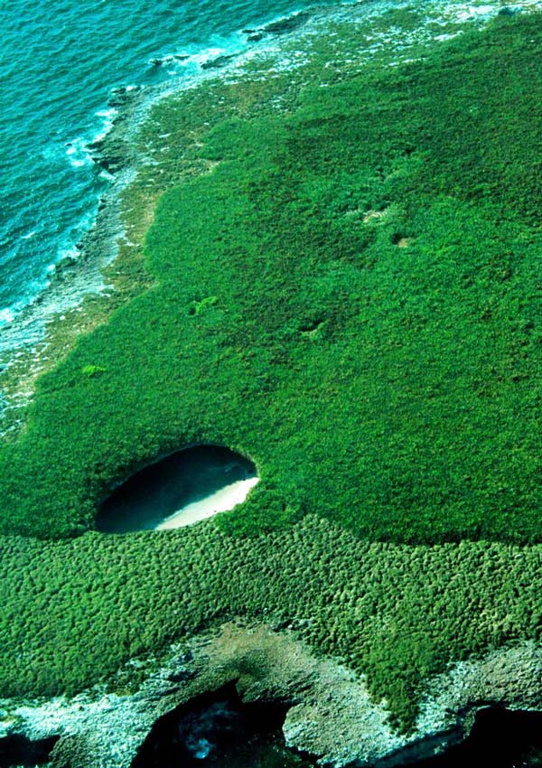 perierga.gr- Μια παραλία κρυμμένη μέσα στο βουνό!