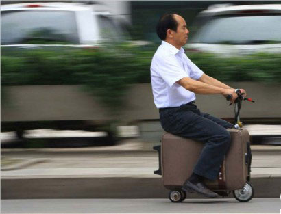 perierga.gr - Βαλίτσα... μίνι σκούτερ! perierga.gr - Βαλίτσα... μίνι σκούτερ!