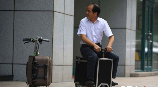 perierga.gr - Βαλίτσα... μίνι σκούτερ!