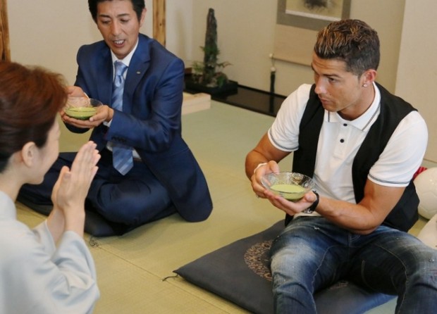 ΦΩΤΟ-Τσάι με λεμόνι για τον Ρονάλντο