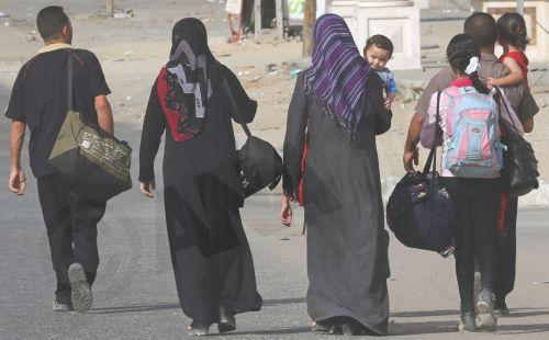ΦΩΤΟ-Γάζα-Οι κάτοικοι εγκαταλείπουν τα σπίτια τους