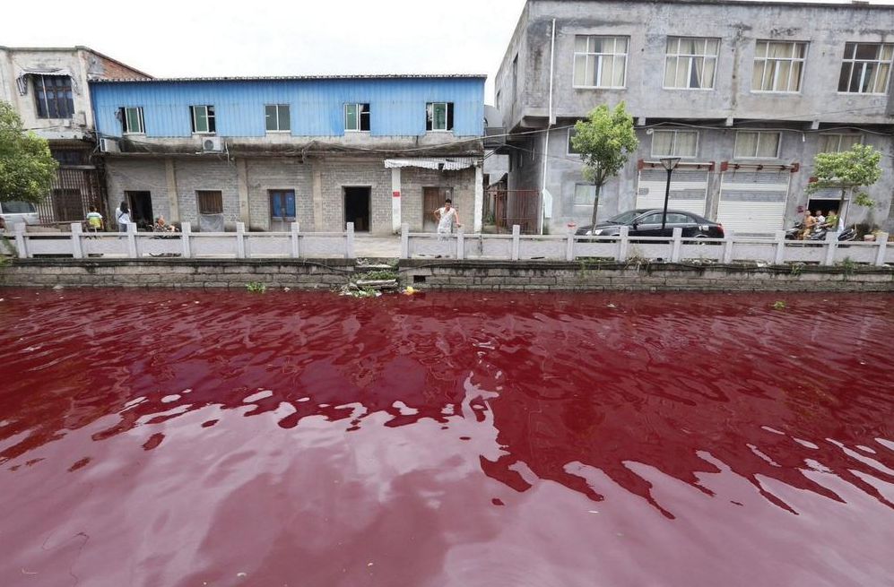 ΦΩΤΟ-Το ποτάμι έγινε… κόκκινο