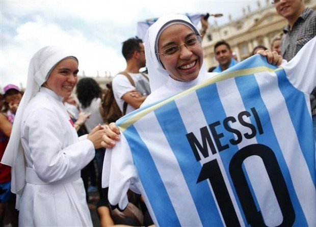 Στα χρώματα της Αργεντινής το Βατικανό