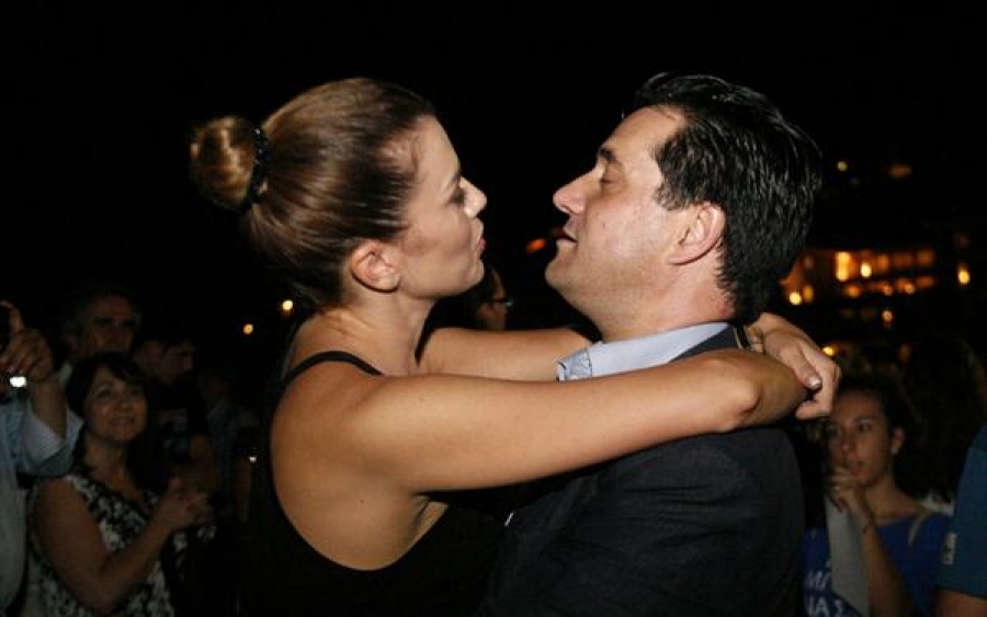 Η selfie της Μανωλίδου με τον Άδωνι