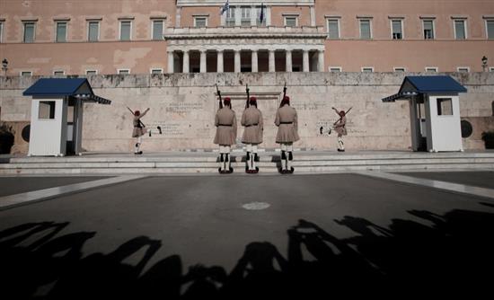 DW: Οι Έλληνες αρχίζουν να ξοδεύουν