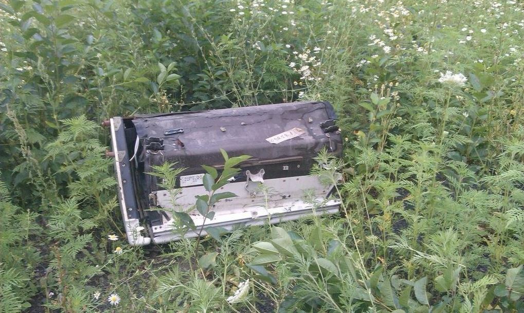 ΦΩΤΟ-Σε ακτίνα 15 χλμ διασκορπίστηκαν τα συντρίμμια του Boeing