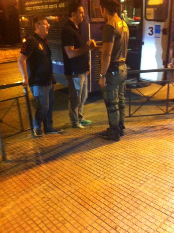 ΦΩΤΟ-Η επίσκεψη Κικίλια σε διμοιρία των ΜΑΤ στα Εξάρχεια