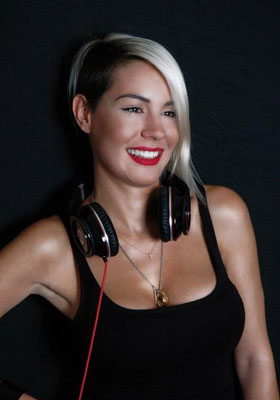 ΦΩΤΟ-Αγνώριστη η Ράνια Κωστάκη με μαύρα μαλλιά