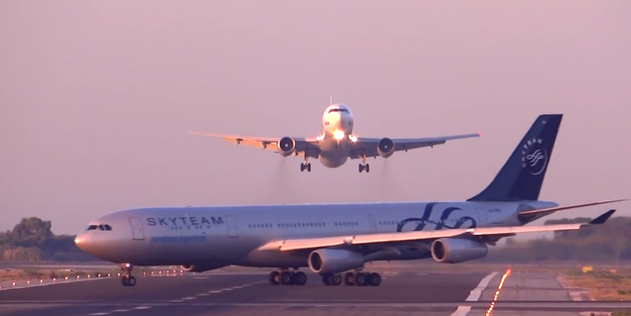 ΒΙΝΤΕΟ-Λίγο έλειψε να συγκρουστούν δύο αεροπλάνα στη Βαρκελώνη