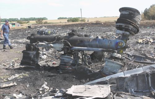 Νέες συγκλονιστικές φωτογραφίες από τα συντρίμμια του Boeing