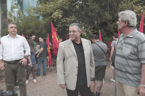 ΦΩΤΟ-Κουτσούμπας: Κάτω τα χέρια από τους Κομμουνιστές