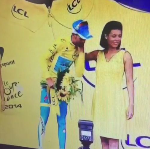 ΒΙΝΤΕΟ-Ποδηλάτης στο Tour de France ήθελε φιλί, αλλά… απορρίφθηκε
