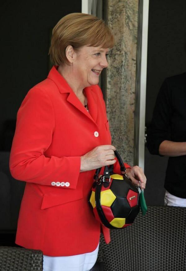 Το “μυστήριο” με το τσαντάκι-μπάλα της Μέρκελ