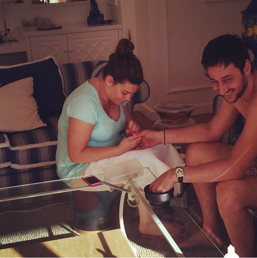 ΦΩΤΟ-Ποιος Έλληνας τραγουδιστής απολαμβάνει το… μανικιούρ του