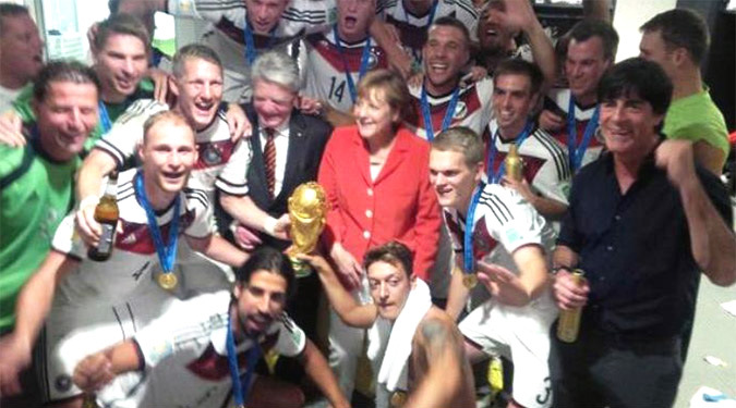 ΦΩΤΟ-Οι πανηγυρισμοί της Μέρκελ και η selfie μετά τον θρίαμβο