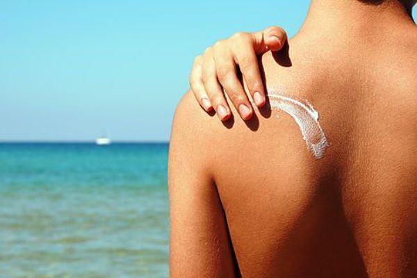 Πως να αφαιρέσετε το αντηλιακό από τα ρούχα σας