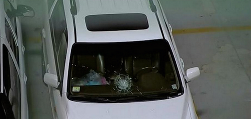 ΒΙΝΤΕΟ-Έστειλε την μπάλα έξω από το γήπεδο και έσπασε το τζάμι του αυτοκινήτου
