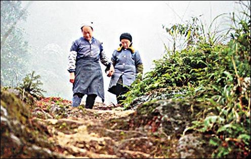 ΦΩΤΟ-Έσκαψε 6.000 σκαλοπάτια στο βουνό για μια γυναίκα