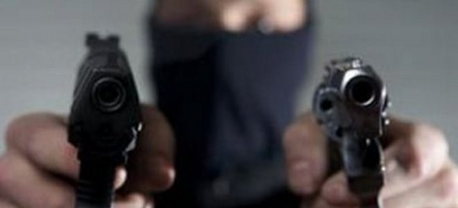 Εισέβαλαν στην τράπεζα και λήστεψαν την υπάλληλο