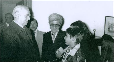 ΦΩΤΟ-Ποιος είναι ο μικρός που χαιρετάει ο Κωνσταντίνος Καραμανλής;