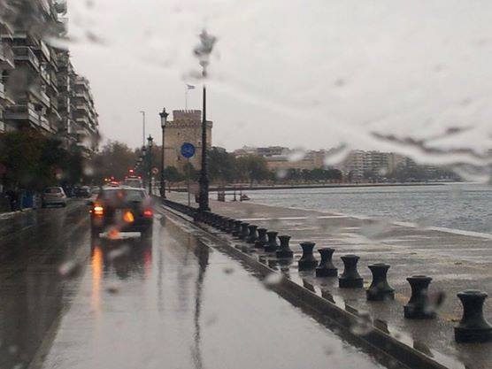 Νεροποντή στη Θεσσαλονίκη-Εγκλωβίστηκαν οδηγοί στα οχήματα