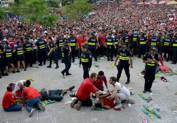 ΦΩΤΟ-Μαχαιρώθηκαν τρεις οπαδοί της Κόστα Ρίκα