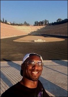 ΦΩΤΟ-Οι selfie του Κόμπι Μπράιαντ στην Ακρόπολη και στο Καλλιμάρμαρο