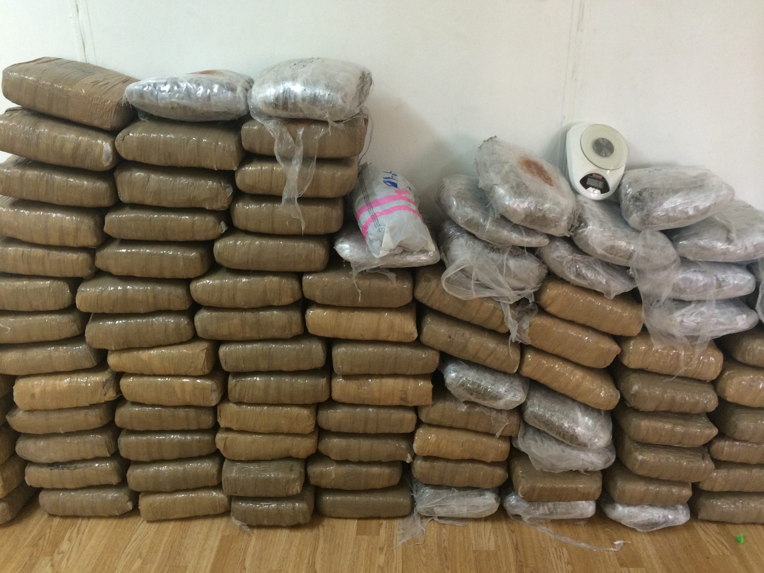 Εντοπίστηκαν 88 δέματα κάνναβης