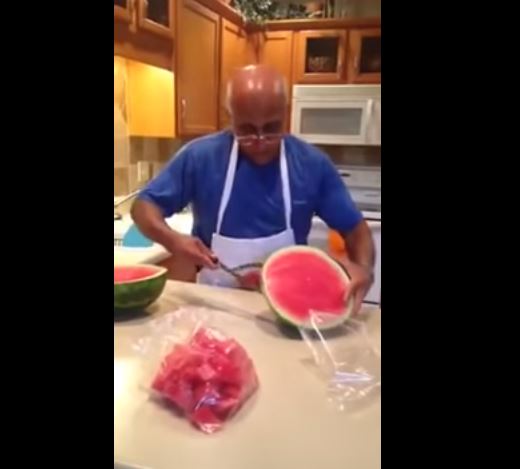 ΒΙΝΤΕΟ-Κόψε εύκολα το καρπούζι