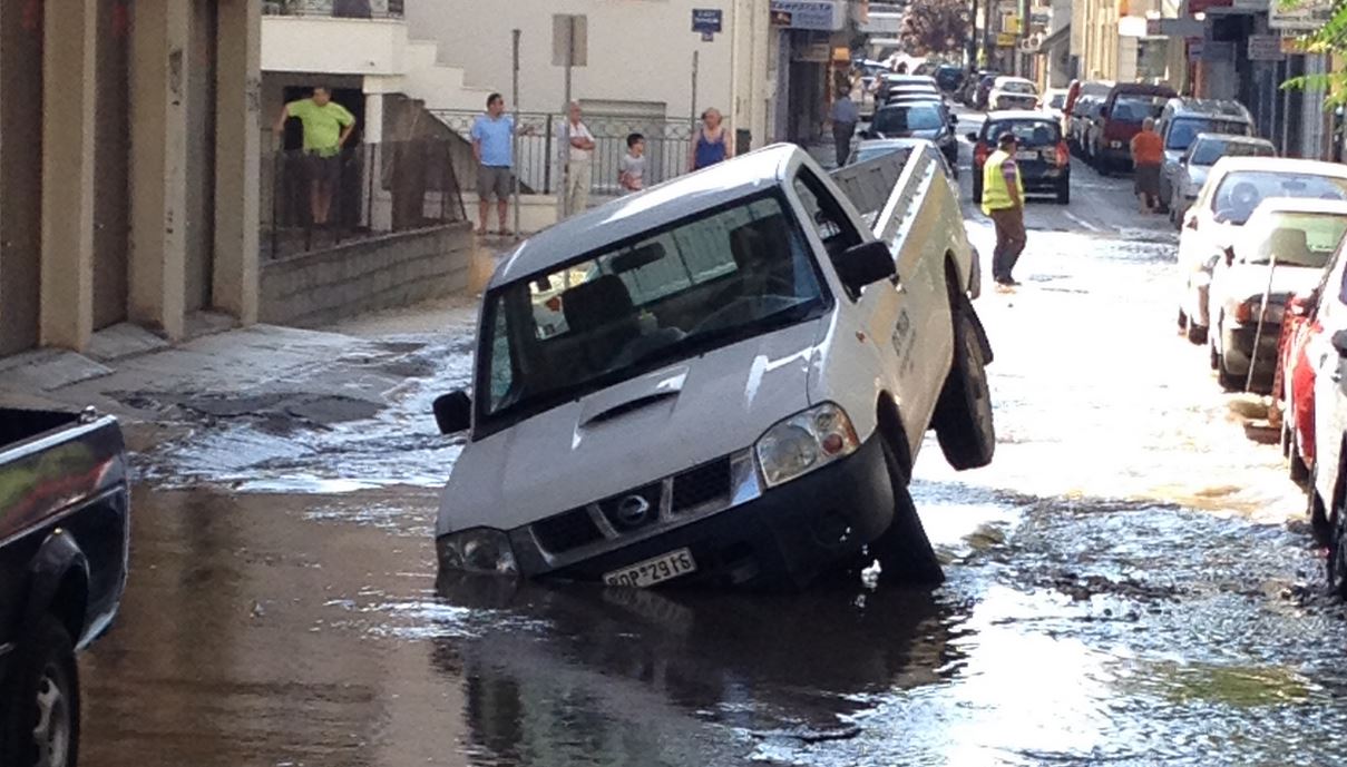 ΦΩΤΟ-Αγωγός… “κατάπιε” αυτοκίνητο