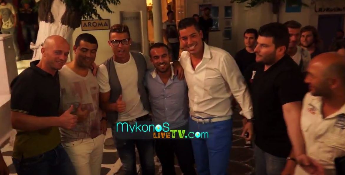 BINTEO-O χαλαρός Ρονάλντο στα σοκάκια της Μυκόνου
